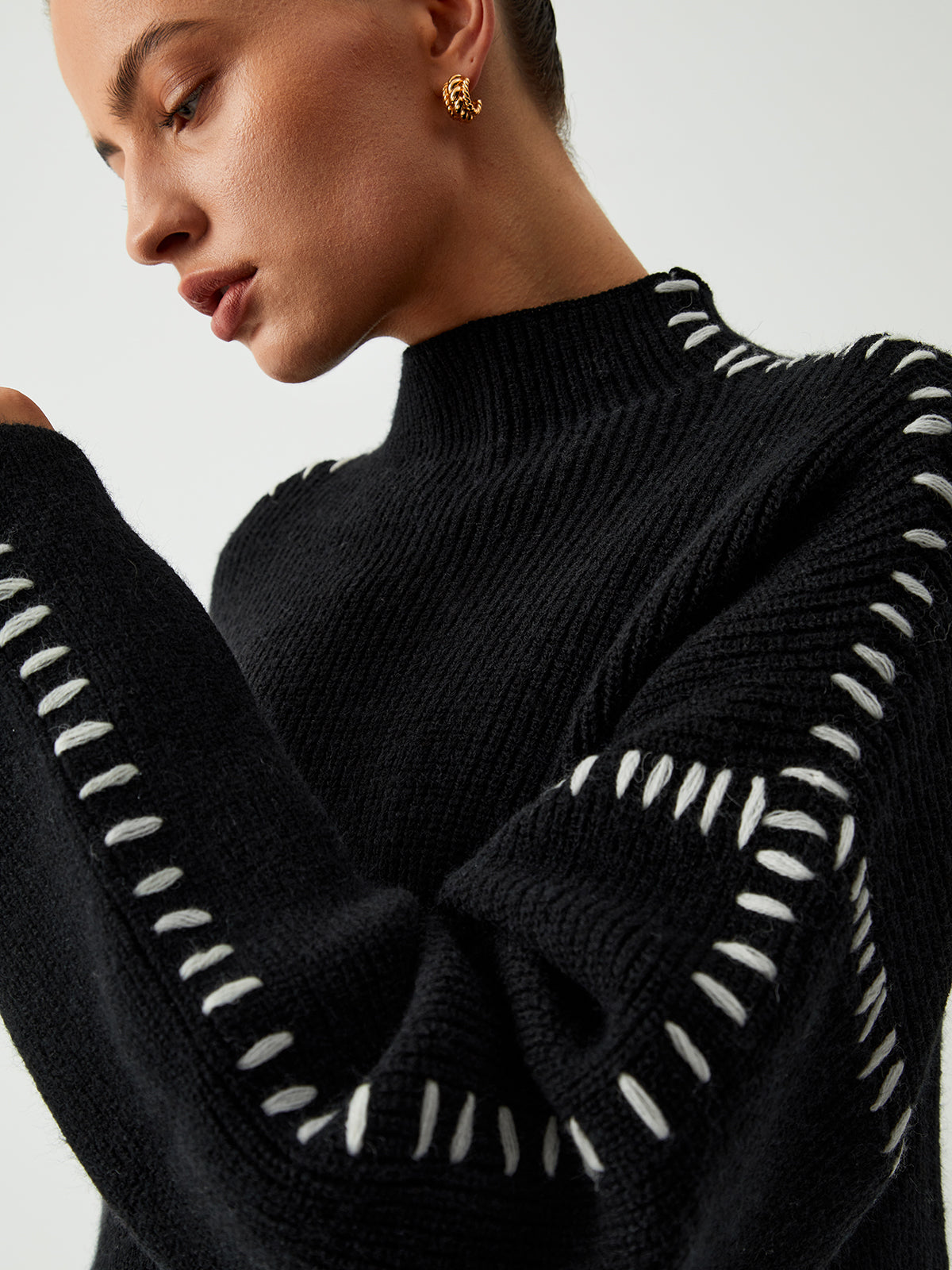 Alma | Pulover oversize s turtleneckom in pikčastimi detajli